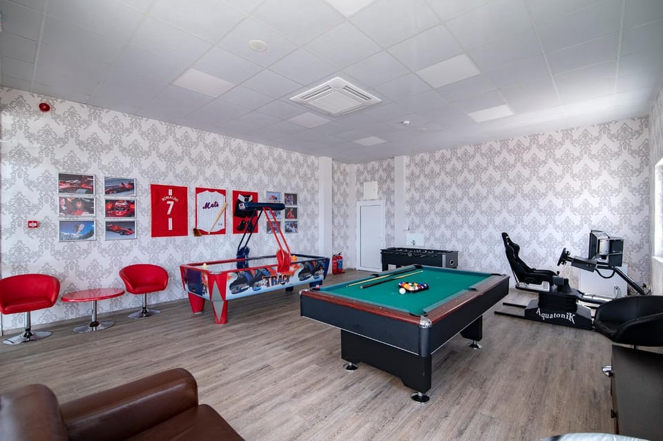 Billiard, Game Room, Decorative detail, On site, internet