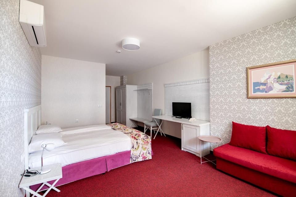 Communal lounge/ TV room, Bed, TV and multimedia, Photo of the whole room, Seating area, Bedroom, towels, wardrobe, air conditioner