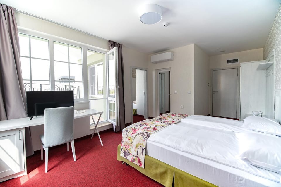 Bed, TV and multimedia, Photo of the whole room, Seating area, Bedroom, Family, hair dresser, heating, internet, towels, wardrobe, air conditioner