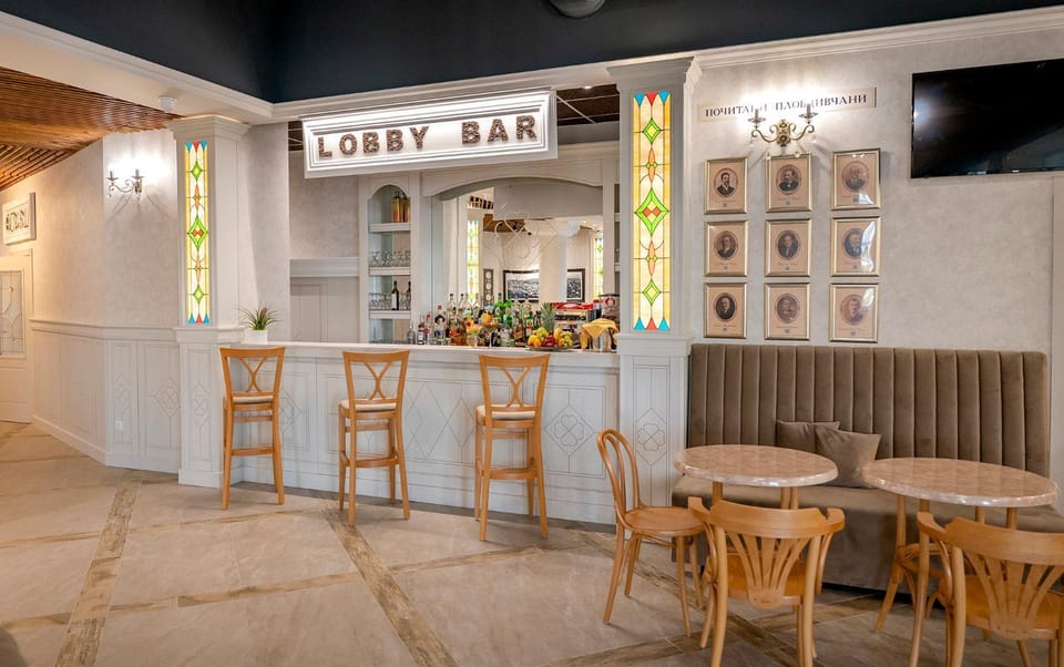 TV and multimedia, Lounge or bar, Food and drinks, Decorative detail, Seating area, Food