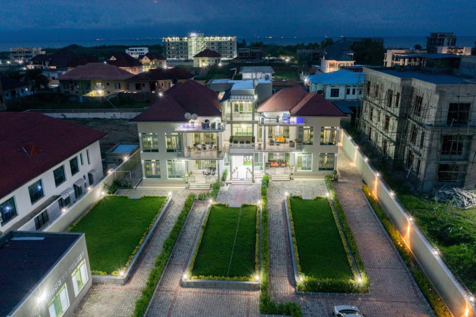 View (from property/room), Kitchen or kitchenette, Bedroom, Communal kitchen, City view, Lake view, Sea view, Parking, kitchen