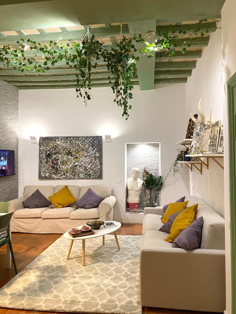 TV and multimedia, Living room, Seating area, internet, air conditioner
