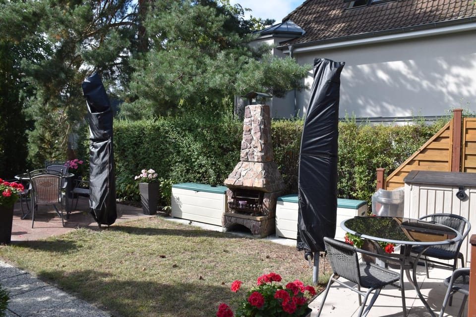 Spring, Day, BBQ facilities, Garden, Garden, Dining area, Garden view