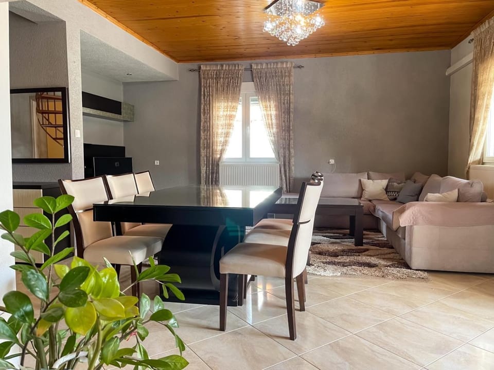 TV and multimedia, Living room, Seating area, Dining area