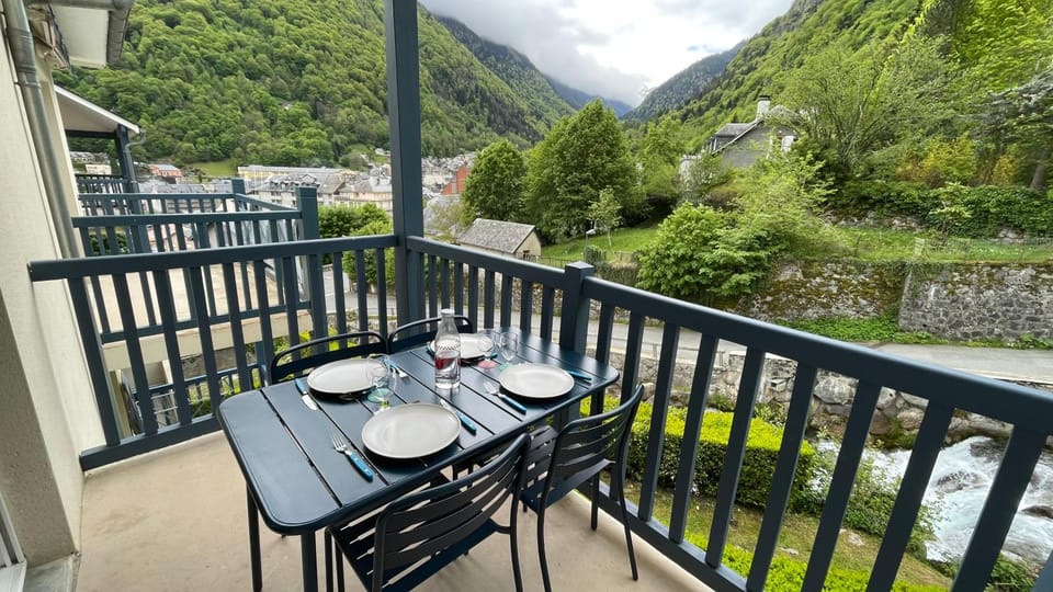 Patio, Spring, Natural landscape, View (from property/room), Balcony/Terrace, Dining area, Mountain view, Swimming pool