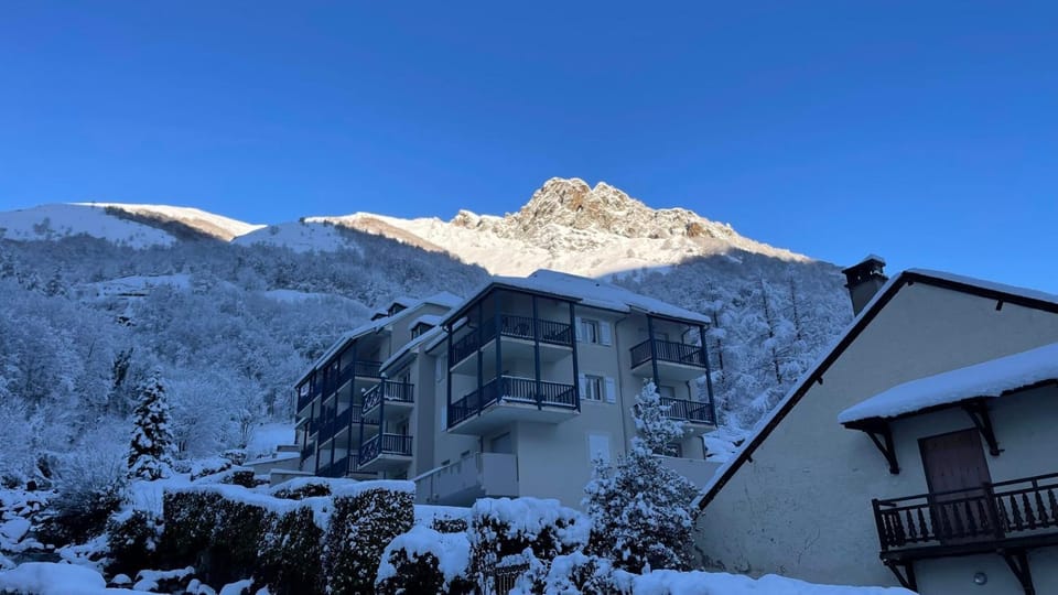 Property building, Day, Natural landscape, Winter, Ski School, Skiing, Mountain view, Seasons, Location, Parking, microwave