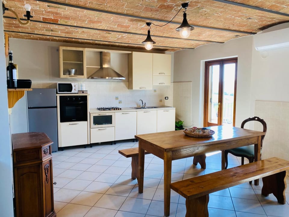 Kitchen or kitchenette, Dining area, minibar, pet friendly, toaster