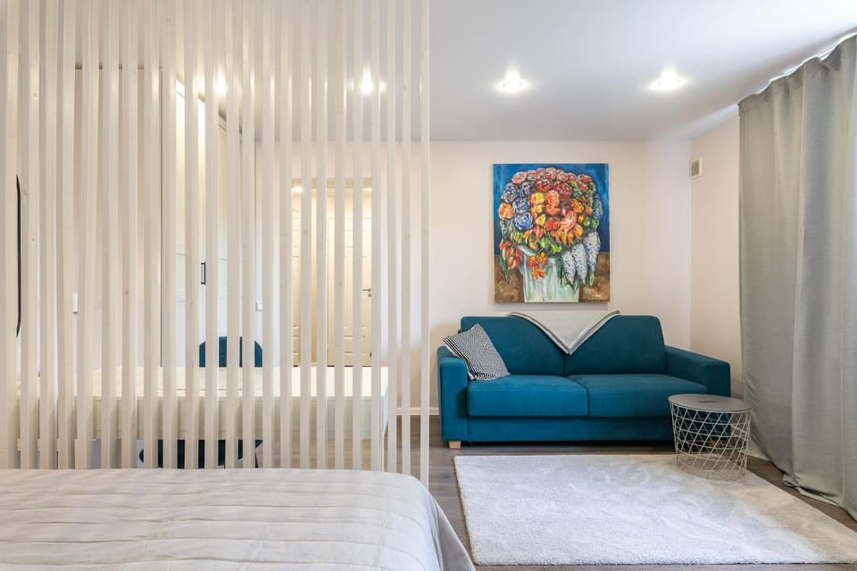 Bed, Living room, Photo of the whole room, Seating area, Bedroom
