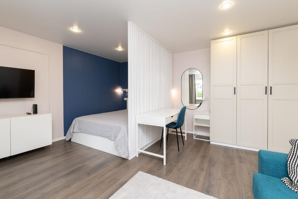 Bed, TV and multimedia, Living room, Photo of the whole room, Seating area, Bedroom, wardrobe