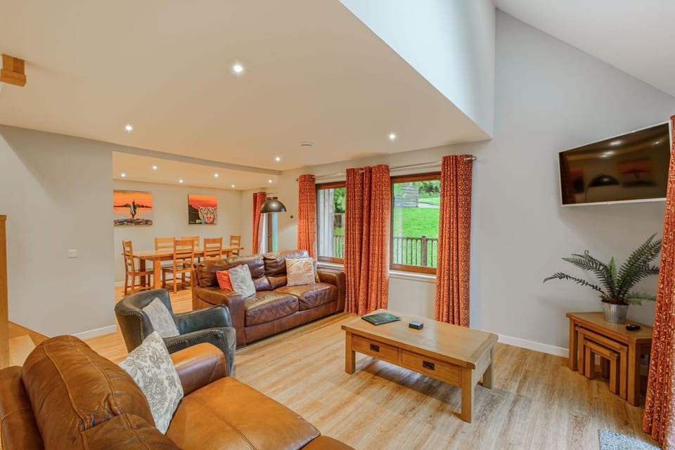 TV and multimedia, Living room, Seating area, Dining area