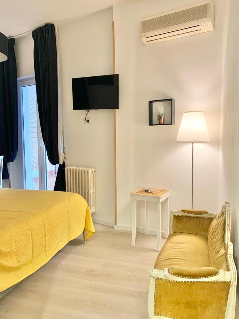 Photo of the whole room, Bedroom