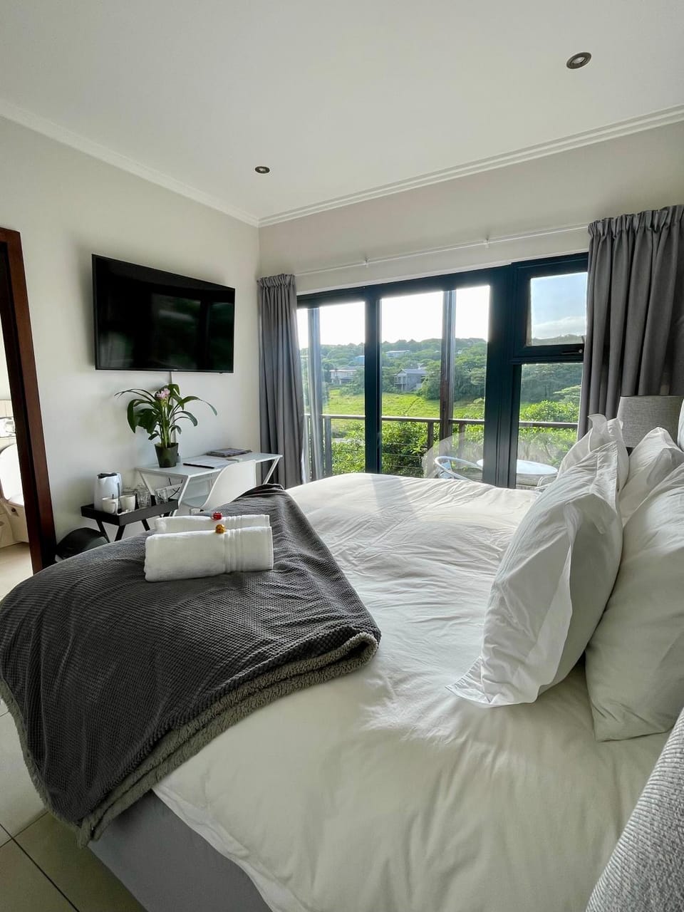 Luxury Room with Private Balcony and Stunning Dam Views Apartment in Dolphin Coast