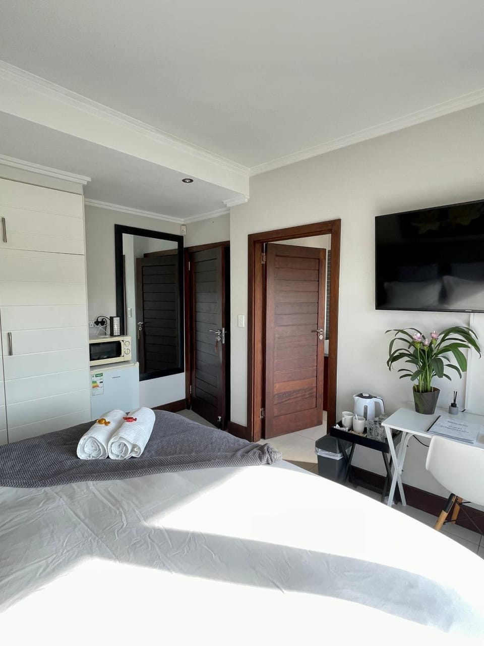 Luxury Room with Private Balcony and Stunning Dam Views Apartment in Dolphin Coast