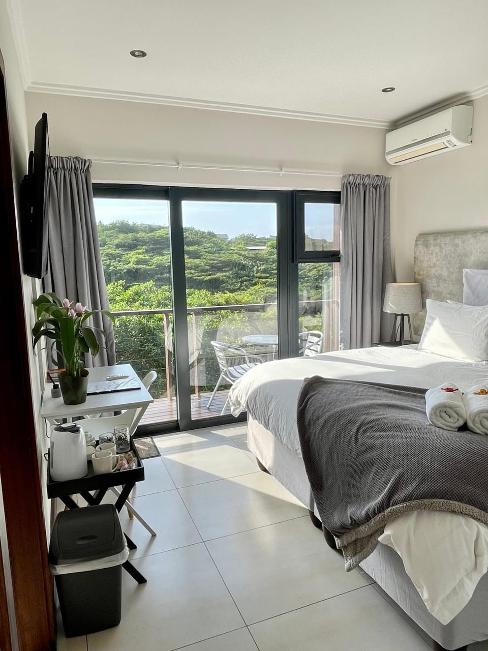Luxury Room with Private Balcony and Stunning Dam Views Apartment in Dolphin Coast
