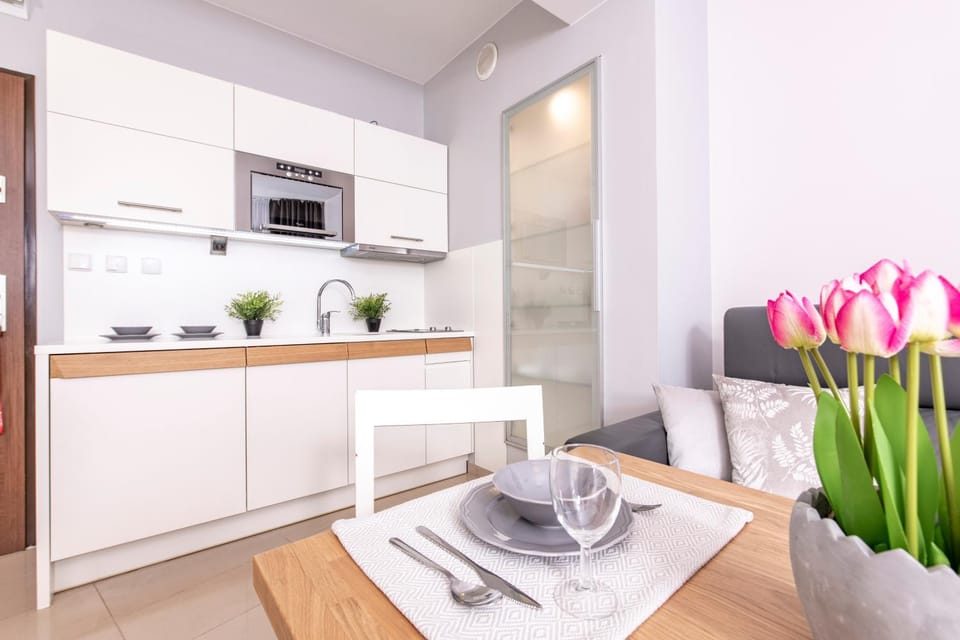 Kitchen or kitchenette, Dining area, minibar, stove