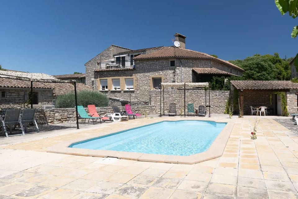 Location chaleureuse à Orgnac-l'Aven avec piscine partagée Apartment in Provence