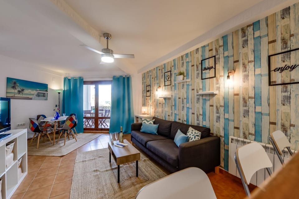 Living room, Seating area, Dining area, internet