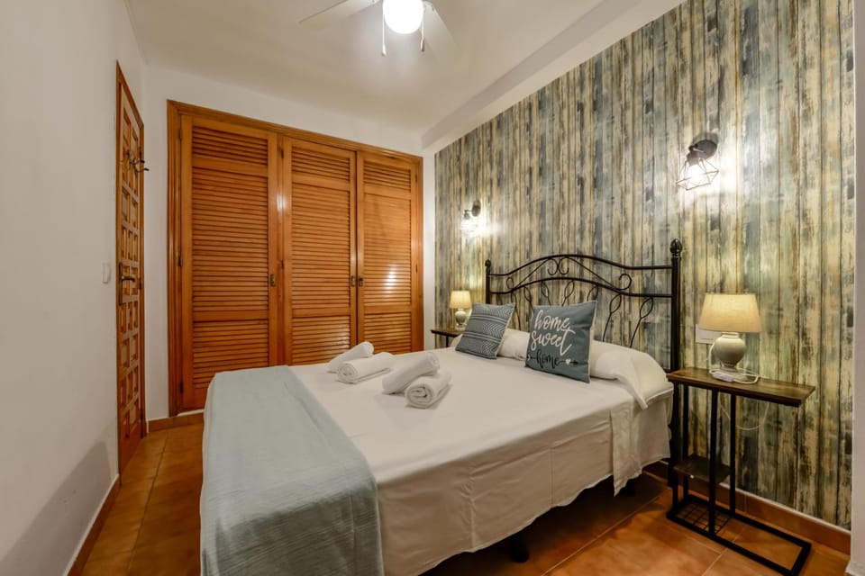 Bed, Photo of the whole room, Bedroom, internet, internet, wardrobe