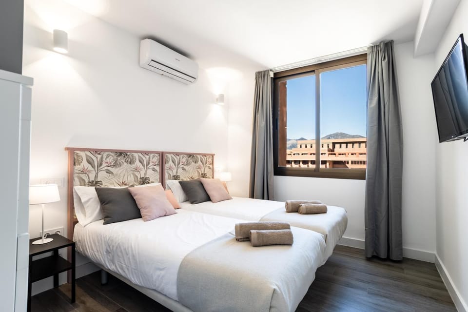 Bed, TV and multimedia, Bedroom, towels, air conditioner