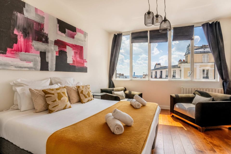 Huge and bright 4BD for 10 guests Sacre-Coeur Apartment in Paris