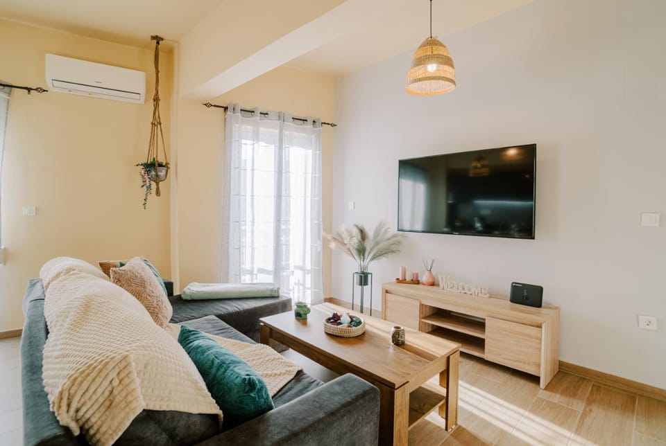 TV and multimedia, Living room, Seating area, Evening entertainment, air conditioner