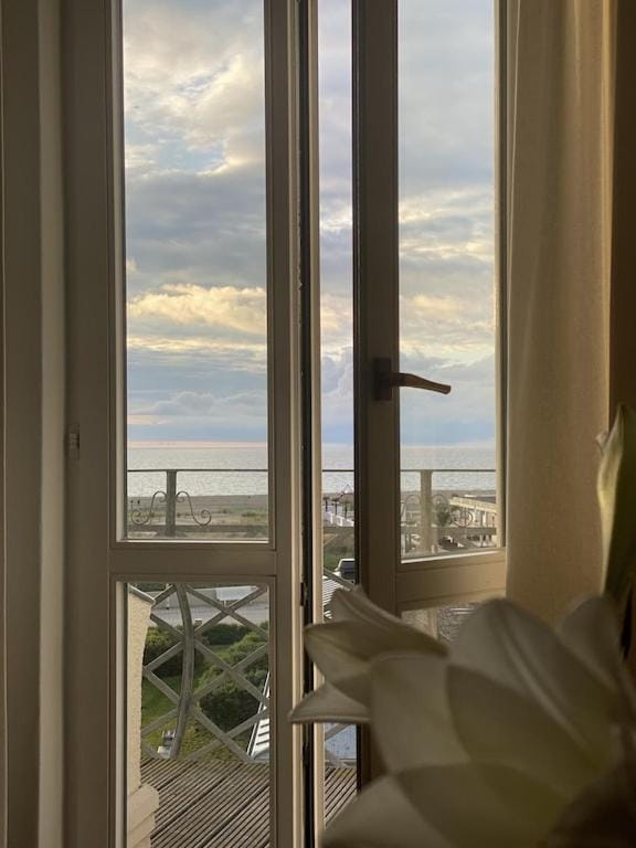 Villa Seeblick Warnemünde - Fewo mit Meerblick und Balkon direkt am Strand für 2-4 Pers Apartment in Mecklenburg-Vorpommern, Germany