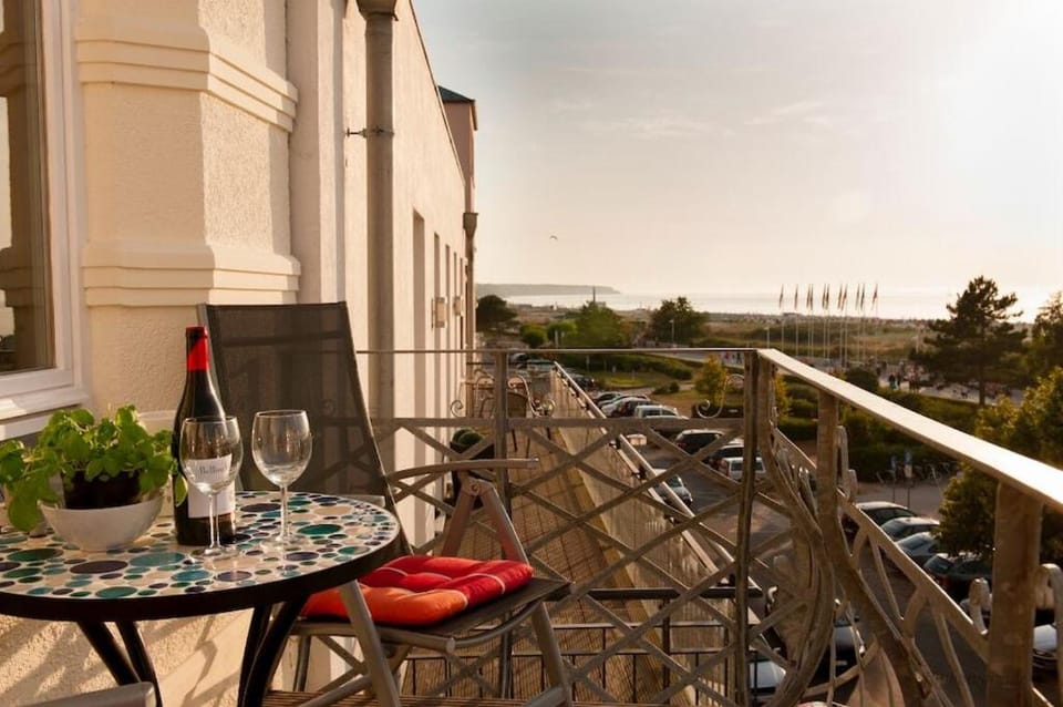 Villa Seeblick Warnemünde - Fewo mit Meerblick und Balkon direkt am Strand für 2-4 Pers Apartment in Mecklenburg-Vorpommern, Germany