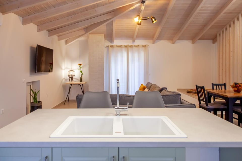 TV and multimedia, Living room, Seating area, Dining area