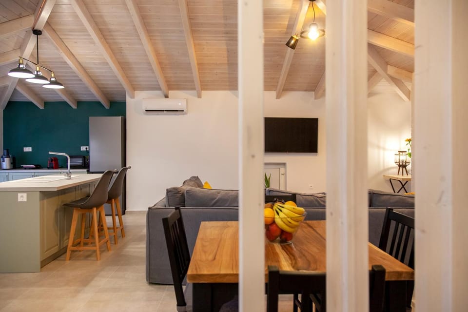 TV and multimedia, Kitchen or kitchenette, Living room, Seating area, Dining area, air conditioner