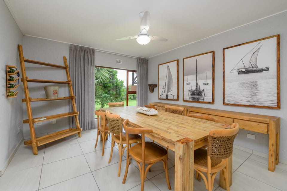Dining area, fireplace