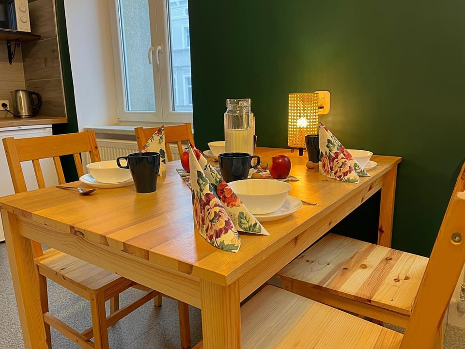 Living room, Food and drinks, Seating area, Dining area, Food