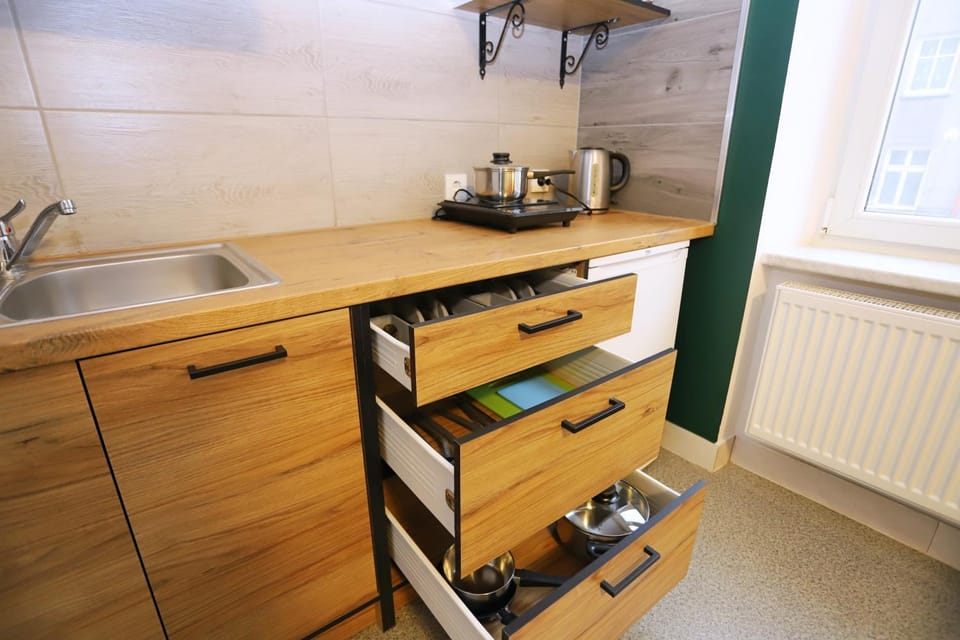 Coffee/tea facilities, Kitchen or kitchenette, Communal kitchen, stove, kitchen, kitchen
