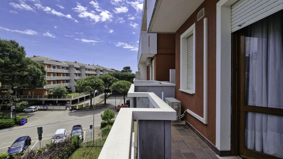 Neighbourhood, Balcony/Terrace