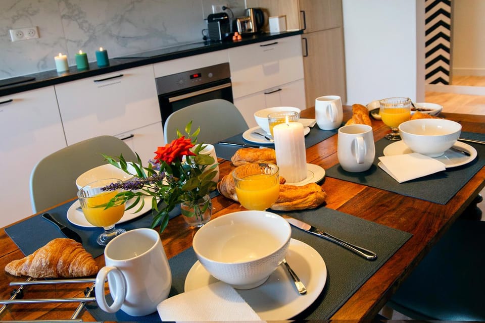 Kitchen or kitchenette, Dining area, Breakfast, Continental breakfast