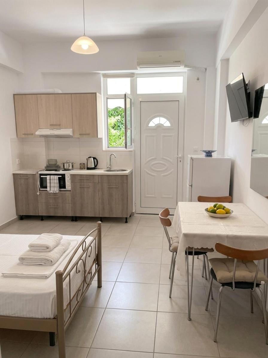 Coffee/tea facilities, Kitchen or kitchenette, Dining area, stove