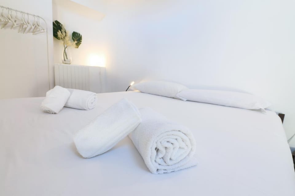 Bed, Bedroom, towels