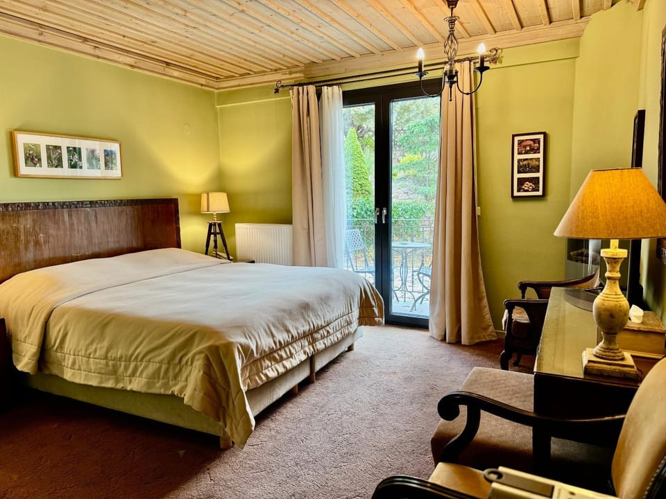 Photo of the whole room, Seating area, Bedroom