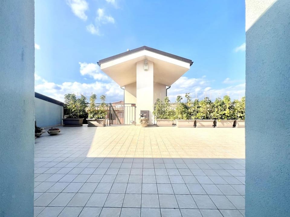 Property building, Day, Balcony/Terrace, City view
