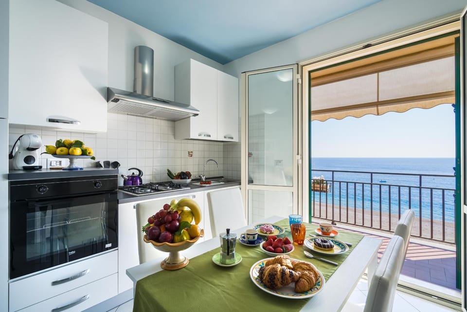 View (from property/room), Balcony/Terrace, Kitchen or kitchenette, Dining area, Food, Sea view, pet friendly