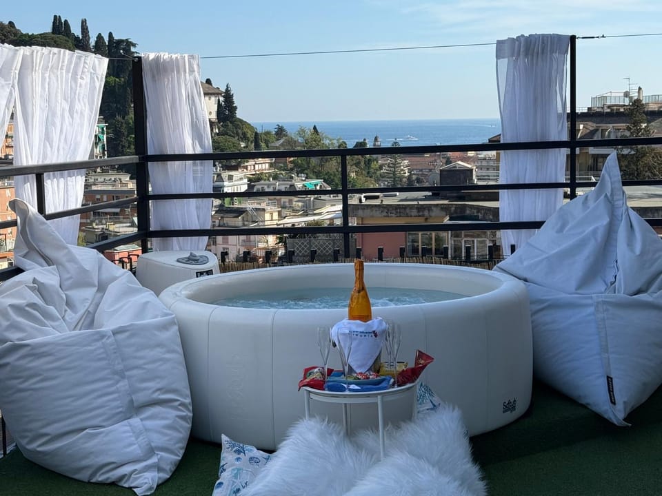 Appartamento Rapallo Sky Garden Maria Jose Liguria - Attico vista mare - Terraces - 2 bagni- 2 Camera da Letto - Box, Wi-fi, Idromassaggio Free inteiro Attico per Voi, con Ascensore Apartment in Rapallo