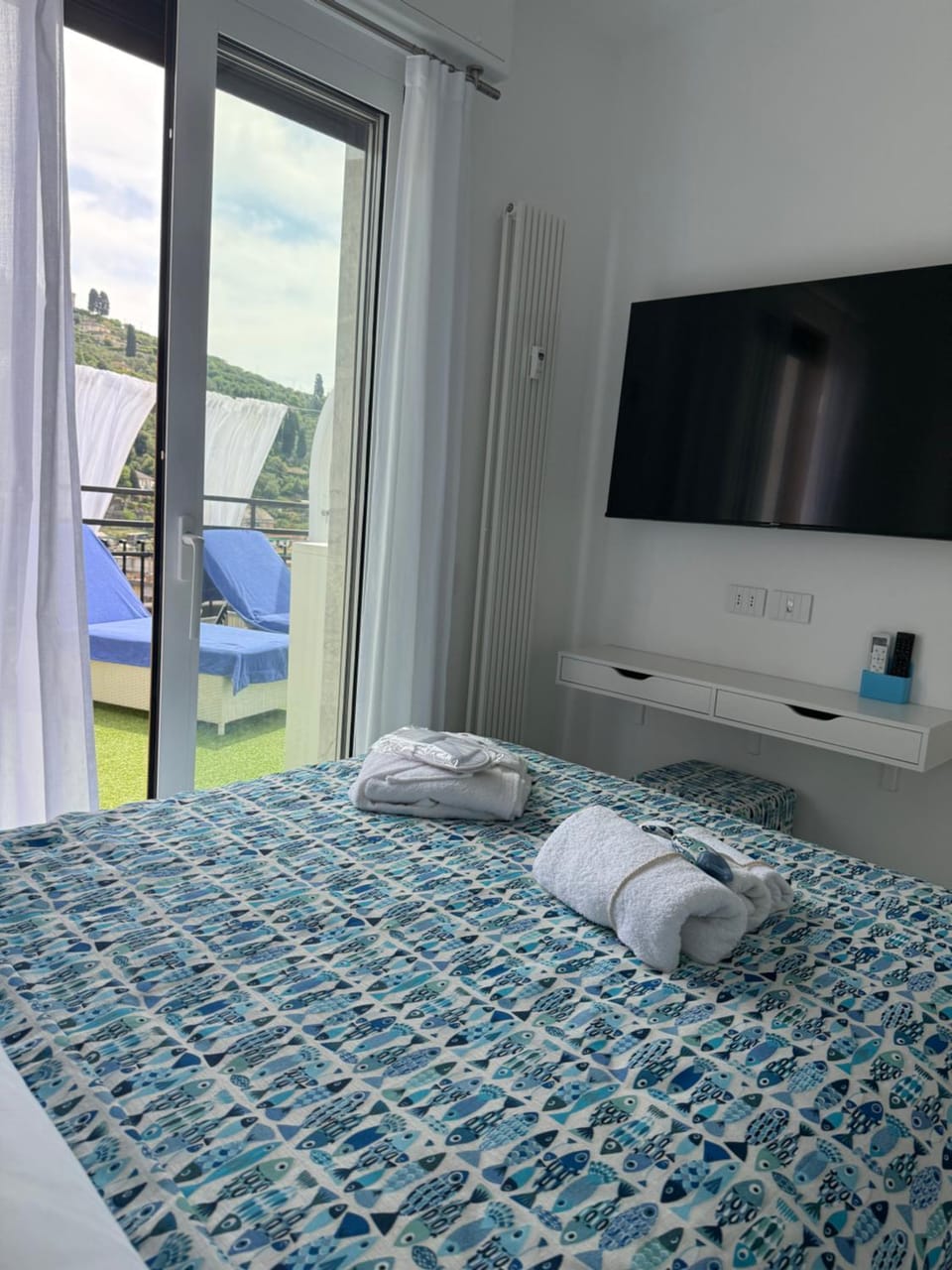 Bed, TV and multimedia, Coffee/tea facilities, Balcony/Terrace, Photo of the whole room, Bedroom, hair dryier, towels, wardrobe, air conditioner