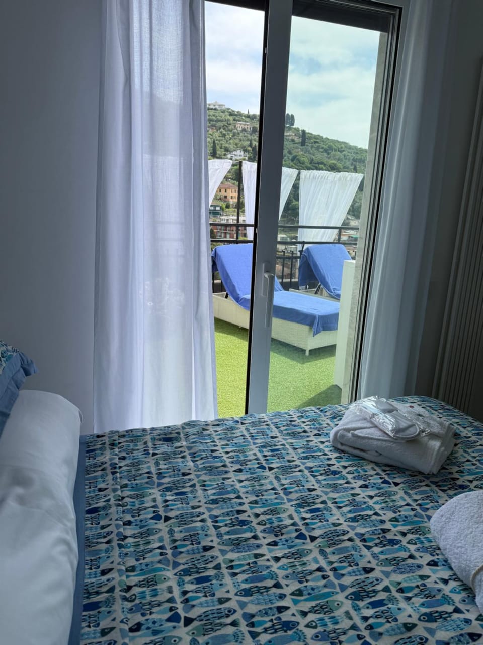 Bed, Natural landscape, Hot Tub, Photo of the whole room, Bedroom, flat iron, microwave