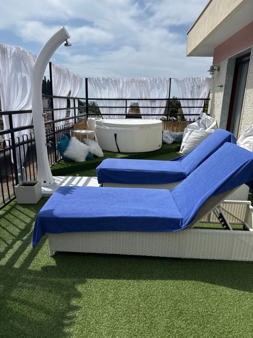Hot Tub, View (from property/room), Balcony/Terrace, Sea view, sunbed, washing machine