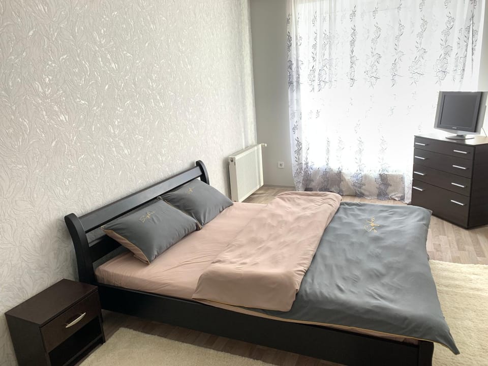 Bed, TV and multimedia, Bedroom