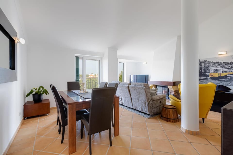 TV and multimedia, Living room, Seating area, Dining area