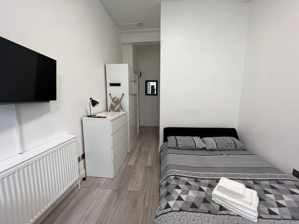 Bed, TV and multimedia, Bedroom