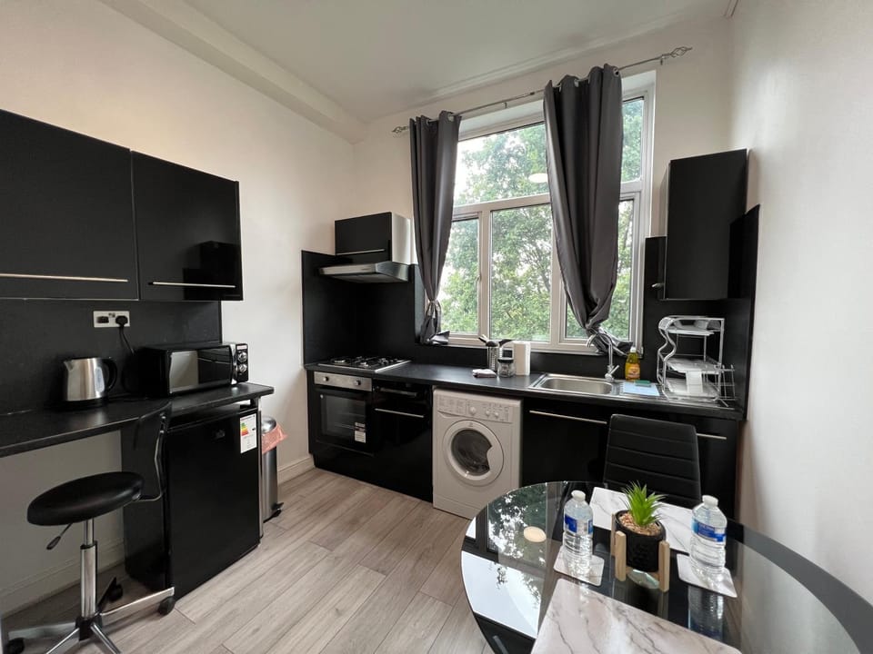 Kitchen or kitchenette, Dining area, washing machine