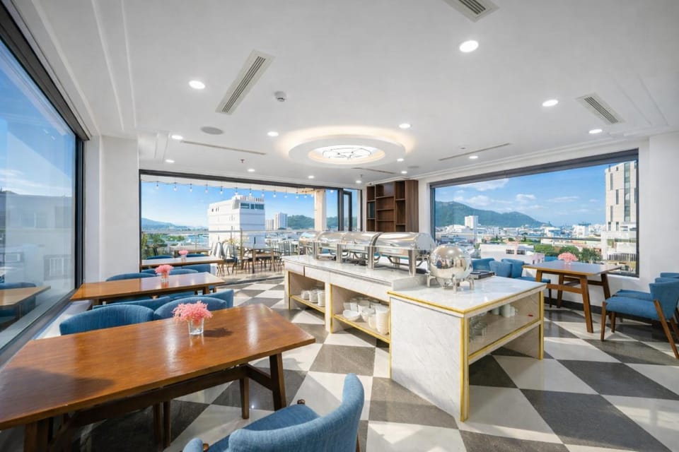 Restaurant/places to eat, Seating area