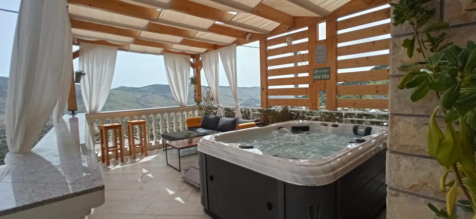 Hot Tub, Balcony/Terrace, Decorative detail, Mountain view