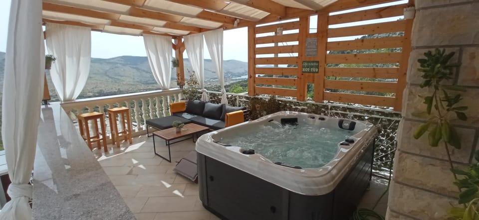 Hot Tub, Balcony/Terrace, Decorative detail, Mountain view